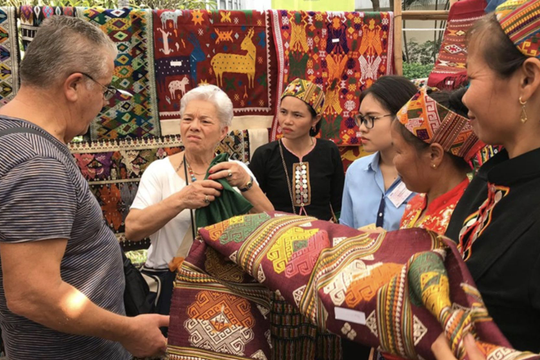 Phụ nữ miền Tây Nghệ An kết nối đưa thổ cẩm vươn xa