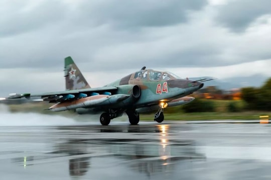 Tổ lái Su-25 của Nga thể hiện đẳng cấp khi tấn công lực lượng vũ trang Ukraine ở độ cao 25 mét