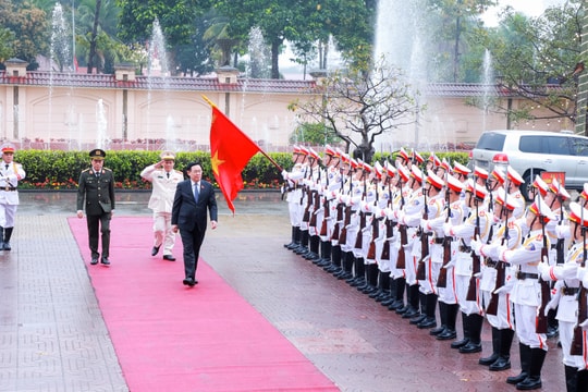 Chủ tịch Quốc hội Vương Đình Huệ thăm, chúc Tết cán bộ, chiến sĩ Công an Nghệ An 