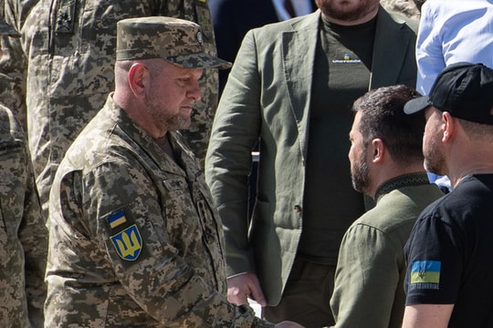 Tổng thống Zelensky chính thức sa thải Tổng tư lệnh Quân đội Ukraine