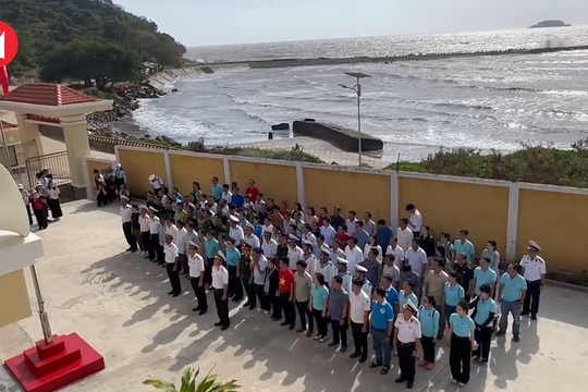 Thiêng liêng, xúc động Lễ chào cờ nơi 'mắt biển' Hòn Khoai