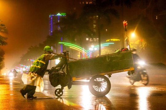 Người lao động vất vả mưu sinh đêm Giao thừa