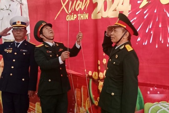 Xúc động Quốc kỳ từ Trường Sa được kéo lên vào ngày mùng Một Tết trên quê hương Làng Đỏ