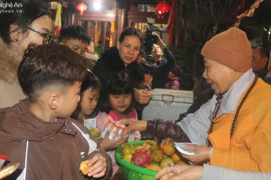 Người dân đi Chùa lễ Phật, cầu an sau giao Thừa