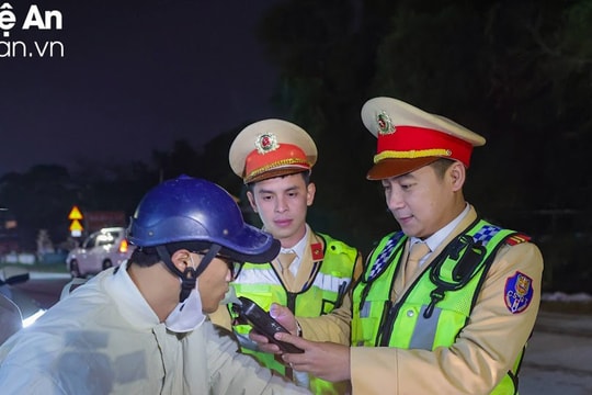 Cảnh sát giao thông Nghệ An xuyên tết kiểm tra nồng độ cồn