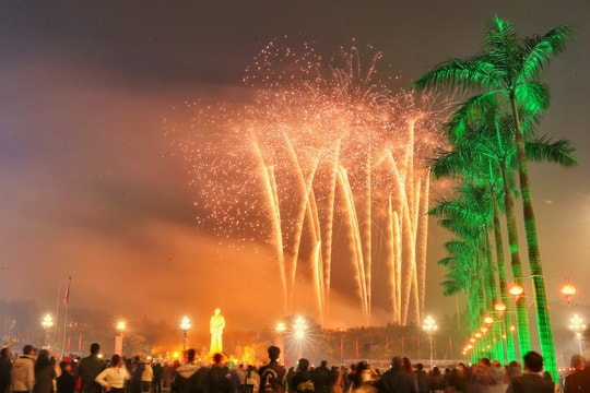 Pháo hoa rực rỡ trên bầu trời thành Vinh trong đêm Giao thừa