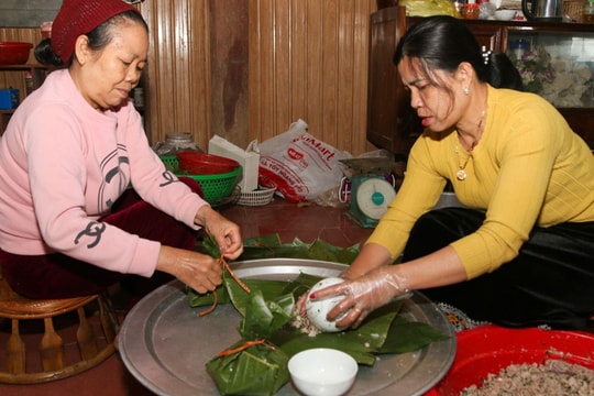 Hấp dẫn món ăn của người Thái ngày Tết được chế biến từ cây chuối rừng, nếp nương và thịt lợn