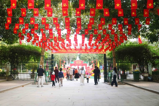 Hàng nghìn du khách hành hương về quê Bác trong những ngày đầu Xuân Giáp Thìn