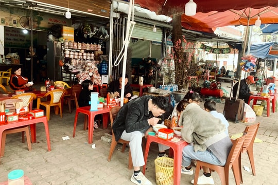 Ngày mùng 2 Tết, nhiều chợ dân sinh, cửa hàng, dịch vụ tại TP Vinh đã mở cửa trở lại