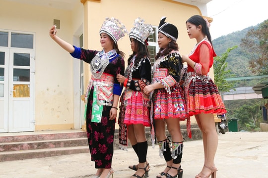 Sắc Xuân trên trang phục phụ nữ dân tộc Mông