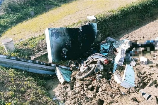 Hai người thương vong sau khi phóng xe máy đâm đổ cổng bê tông rồi bốc cháy