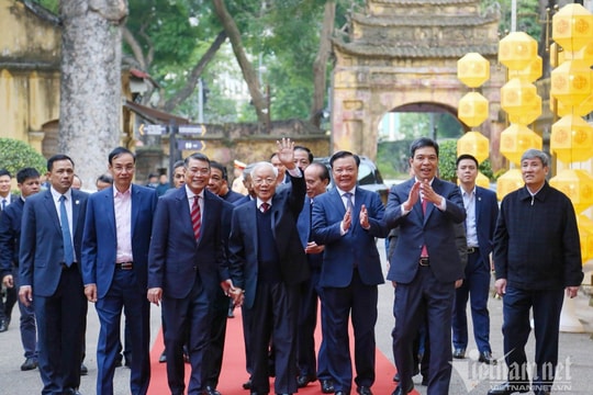 Tổng Bí thư Nguyễn Phú Trọng dâng hương tại Hoàng thành Thăng Long