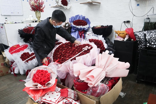 Quà tặng lễ tình nhân Valentine đa dạng, nhưng sức mua không cao