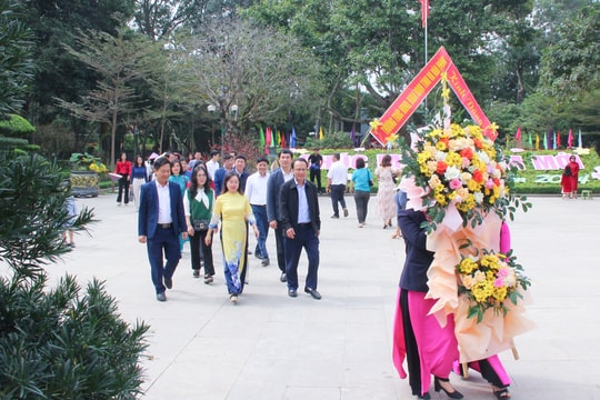 Văn phòng Đoàn đại biểu Quốc hội và HĐND tỉnh tưởng niệm Chủ tịch Hồ Chí Minh và trồng cây đầu Xuân tại Khu Di tích mộ Bà Hoàng Thị Loan