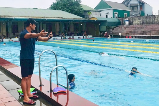 Cựu vận động viên Nghệ An tâm huyết với dạy bơi