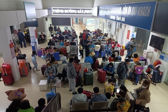 Người dân Nghệ An ùn ùn rời quê sau kỳ nghỉ Tết 