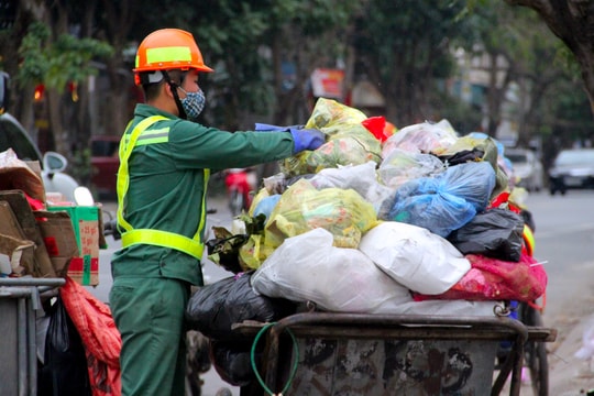 Gần 1.000 tấn rác thải mỗi ngày trong dịp Tết Nguyên đán tại TP.Vinh