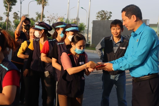 Công đoàn TP Vinh lì xì cho công nhân trong ngày làm việc đầu năm