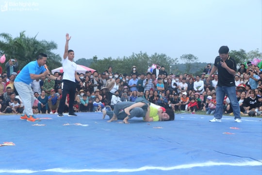 Xem chị em so tài trên sới vật đầu Xuân 