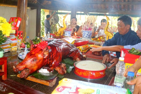 Người dân mổ bò, lợn làm lễ khai hạ đầu Xuân