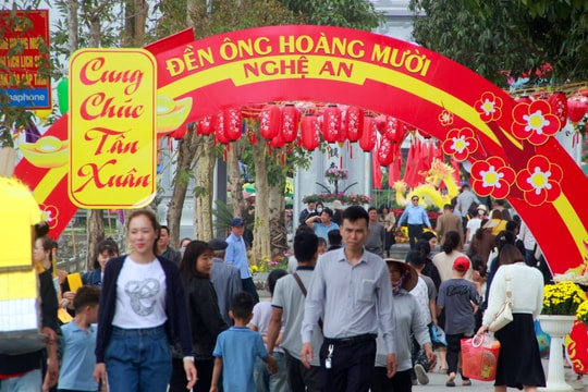Hàng vạn người chiêm bái đền Ông Hoàng Mười những ngày đầu năm