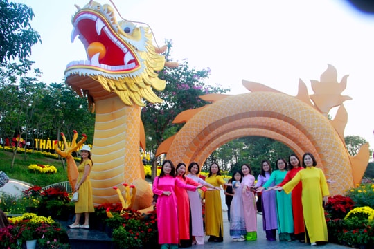 Sau Tết, phố đi bộ thành Vinh chật kín người check-in 