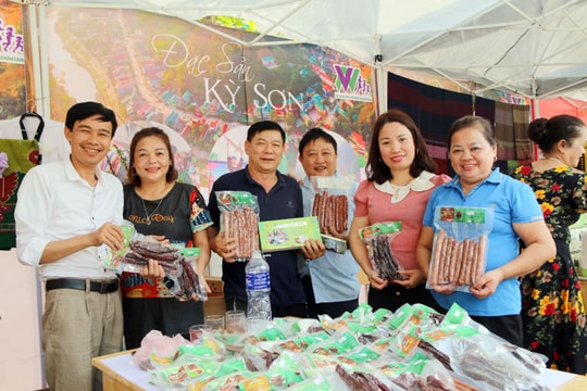 Đặc sản Kỳ Sơn hút khách trong ngày diễn ra giải Marathon miền Tây xứ Nghệ