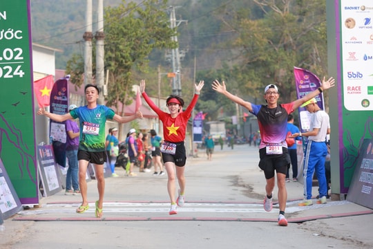Những hình ảnh ấn tượng trên đường chạy Marathon Kỳ Sơn