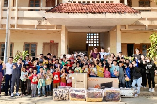 SUN SHINE cùng Đại sứ quán Việt Nam tại Nhật Bản đem ‘Đông ấm cho em’ về với học sinh vùng cao Nghệ An