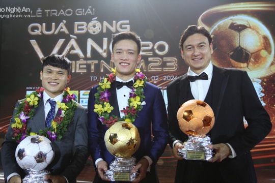 Tiền vệ Hoàng Đức giành danh hiệu Quả bóng Vàng Việt Nam 2023