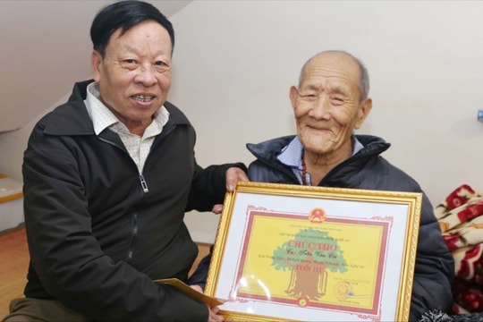 Sở thích đặc biệt của cụ ông 111 tuổi có 73 chắt ở Nghệ An