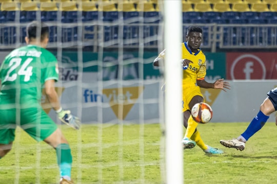 Sông Lam Nghệ An gặp Công an Hà Nội: Nỗi ác mộng của Kiatisuk trên sân Vinh