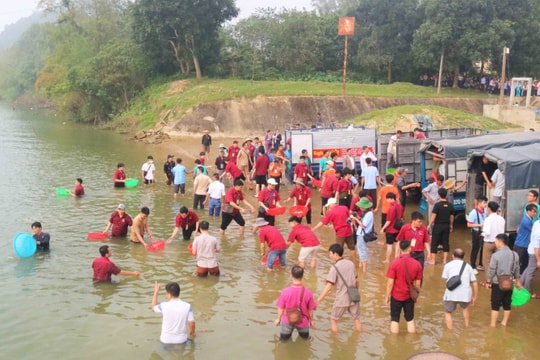 Chùa Viên Quang phóng sinh hơn 12 tấn cá xuống sông Lam