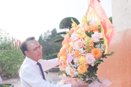 Thường trực HĐND tỉnh dâng hoa tưởng niệm Chủ tịch Hồ Chí Minh 