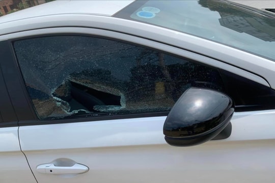 Xe ô tô đậu bên đường ở thành phố Vinh bị kẻ gian đập vỡ kính, trộm tài sản