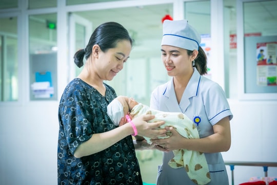 Niềm vui của các y, bác sĩ khi đón các thiên thần nhỏ chào đời
