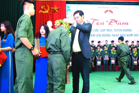 Gặp mặt, tuyên dương thanh niên Đô Lương lên đường nhập ngũ năm 2024