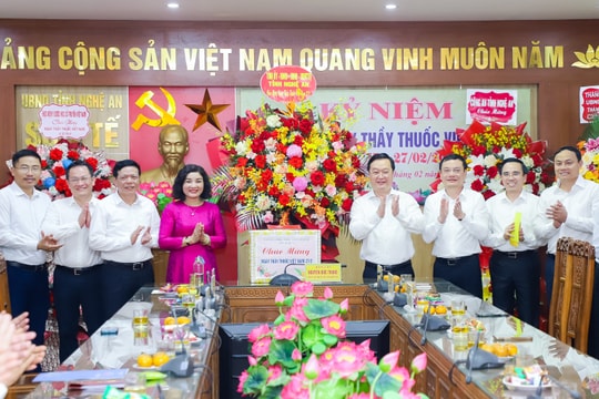 Chủ tịch UBND tỉnh Nguyễn Đức Trung chúc mừng Sở Y tế và Bệnh viện Hữu nghị Đa khoa tỉnh nhân kỷ niệm 69 năm ngày Thầy thuốc Việt Nam