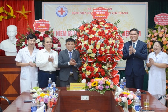 Phó Bí thư Tỉnh ủy Hoàng Nghĩa Hiếu thăm và chúc mừng các đơn vị y tế huyện Yên Thành nhân ngày Thầy thuốc Việt Nam