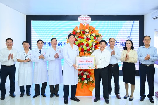 Phó Bí thư Thường trực Tỉnh ủy Nguyễn Văn Thông chúc mừng ngày Thầy thuốc Việt Nam tại các cơ sở y tế