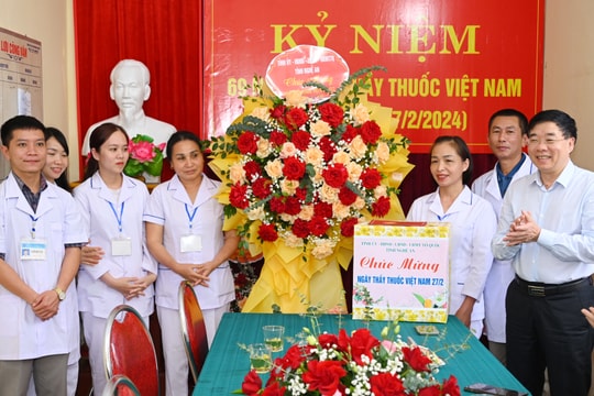Phó Bí thư Thường trực Tỉnh ủy Nguyễn Văn Thông chúc mừng Ngày Thầy thuốc Việt Nam tại huyện Con Cuông