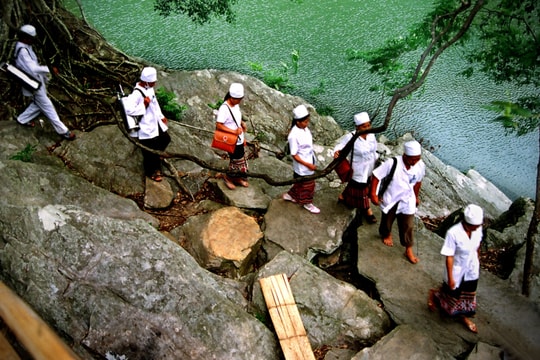 Những cống hiến lặng thầm mang màu áo blouse trắng 