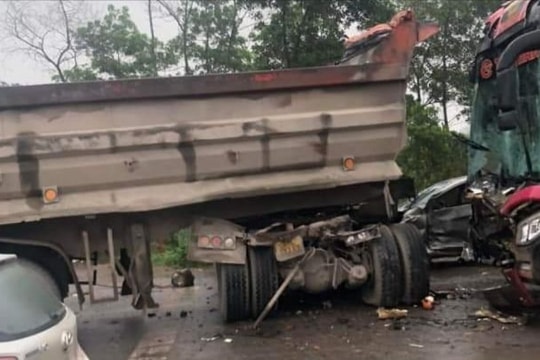 Tai nạn trên quốc lộ vào lúc sáng sớm, 2 người thương vong