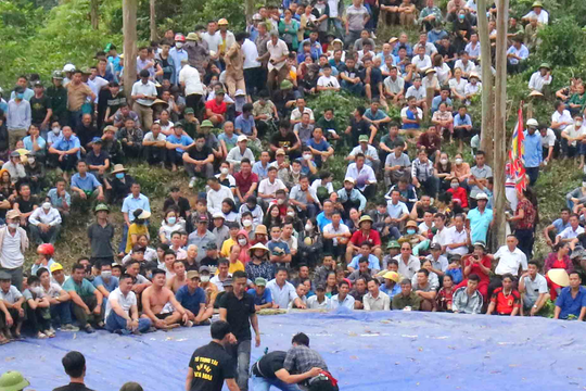 Hào hứng xem trai làng Nghệ An ‘khoe’ sức khỏe, sự dẻo dai trên sới vật