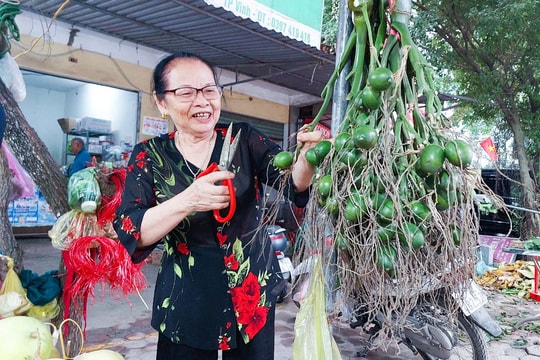 Cau trầu tăng giá mạnh, thực phẩm ổn định dịp Rằm tháng Giêng