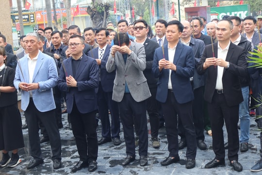 Tổng Biên tập Báo Nhân Dân dự Lễ khánh thành Đài tưởng niệm các Anh hùng Liệt sĩ xã Quỳnh Hậu