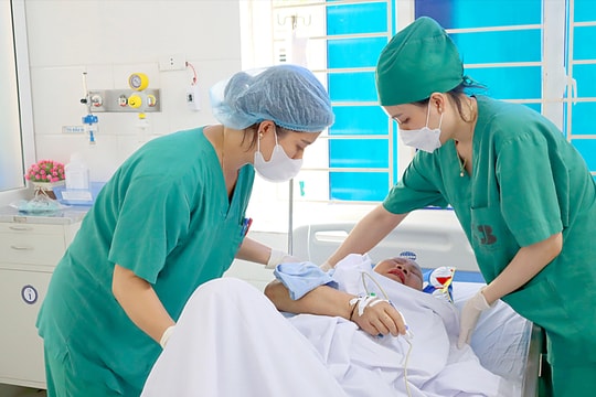 Những điều dưỡng tận tuỵ tiếp sức cho bệnh nhân ở Bệnh viện Ung bướu Nghệ An