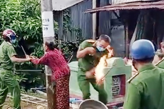 Năm người trong gia đình lĩnh án vì tấn công công an
