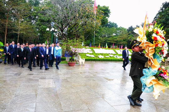 Chủ tịch Quốc hội dâng hoa, dâng hương tưởng niệm Chủ tịch Hồ Chí Minh tại Khu Di tích Quốc gia đặc biệt Kim Liên