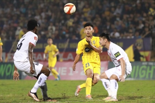 Sông Lam Nghệ An gặp khó trong chuyến làm khách đến sân Lạch Tray